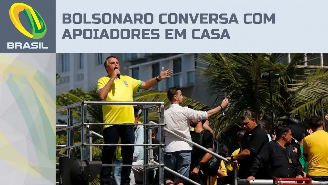Bolsonaro conversa com apoiadores em casa