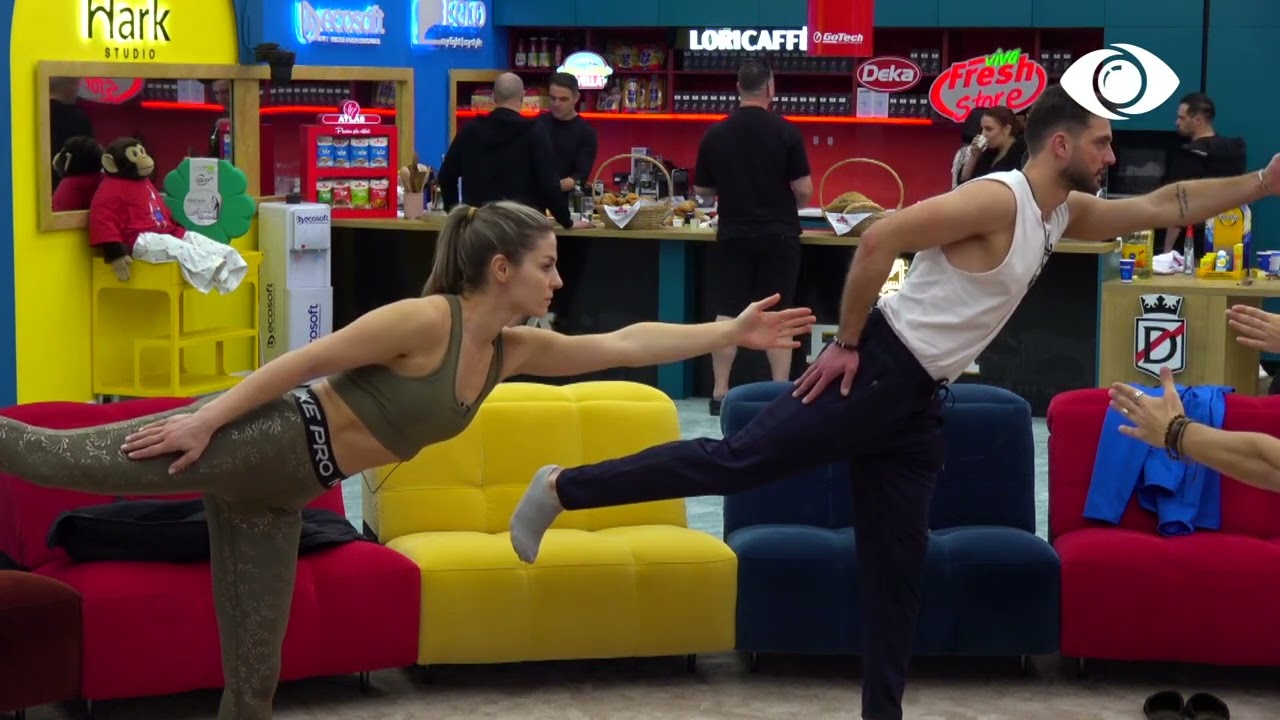 Disa banorë gatuajnë në kuzhinë, të tjerët stërviten në dhomën e ndenjes