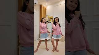 Download lagu Wajib bikin Trends Viral ini 🤩😍 #kembar #twins #trends #dance #shorts mp3