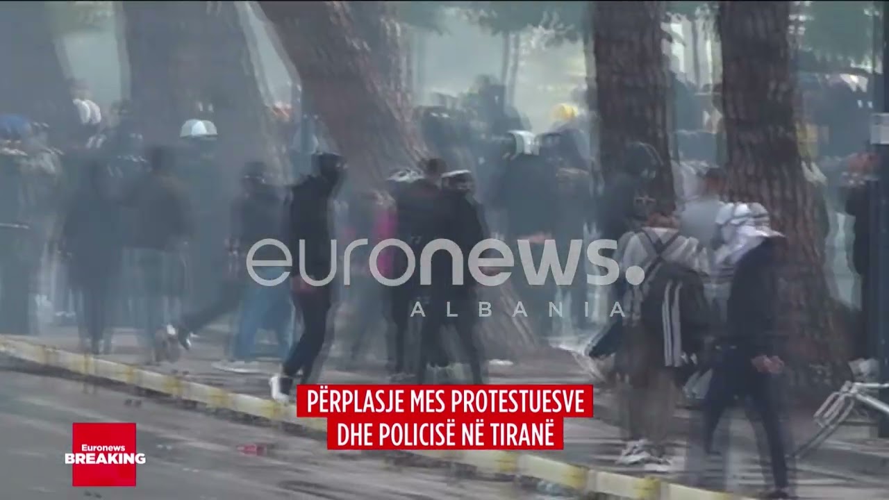Kaos në Bulevard! Gurë dhe tulla drejt policisë, efektivët përgjigjen me gaz lotsjellës dhe ujë (LIVE)