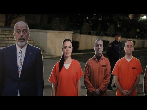 Protesta e PD përpara Kryeministrisë, / BELINDA BALLUKU e socialistë të veshur me uniformën e burgut