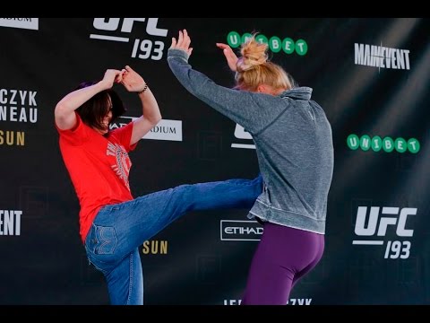 Фенка за малко да контузи Holly Holm преди UFC 193