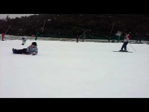 Aprendiendo a esquiar sentado