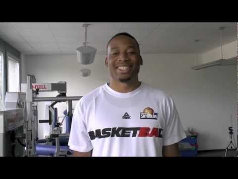 Power Forward Dion Dowell bei SPOREG sagt "Hallo"