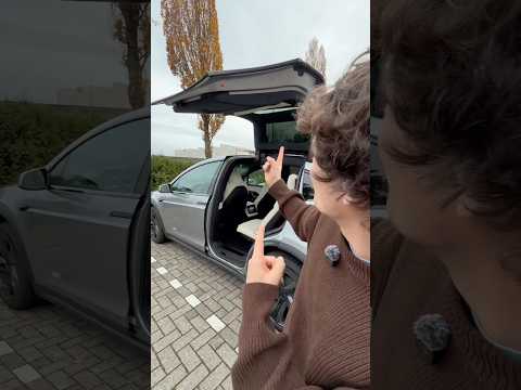 Kan je Tesla vleugeldeuren openen in een krappe parking? 🫣