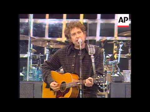 UK: LONDON: BOB DYLAN RECEIVES TREATMENT FOR CHEST INFECTION