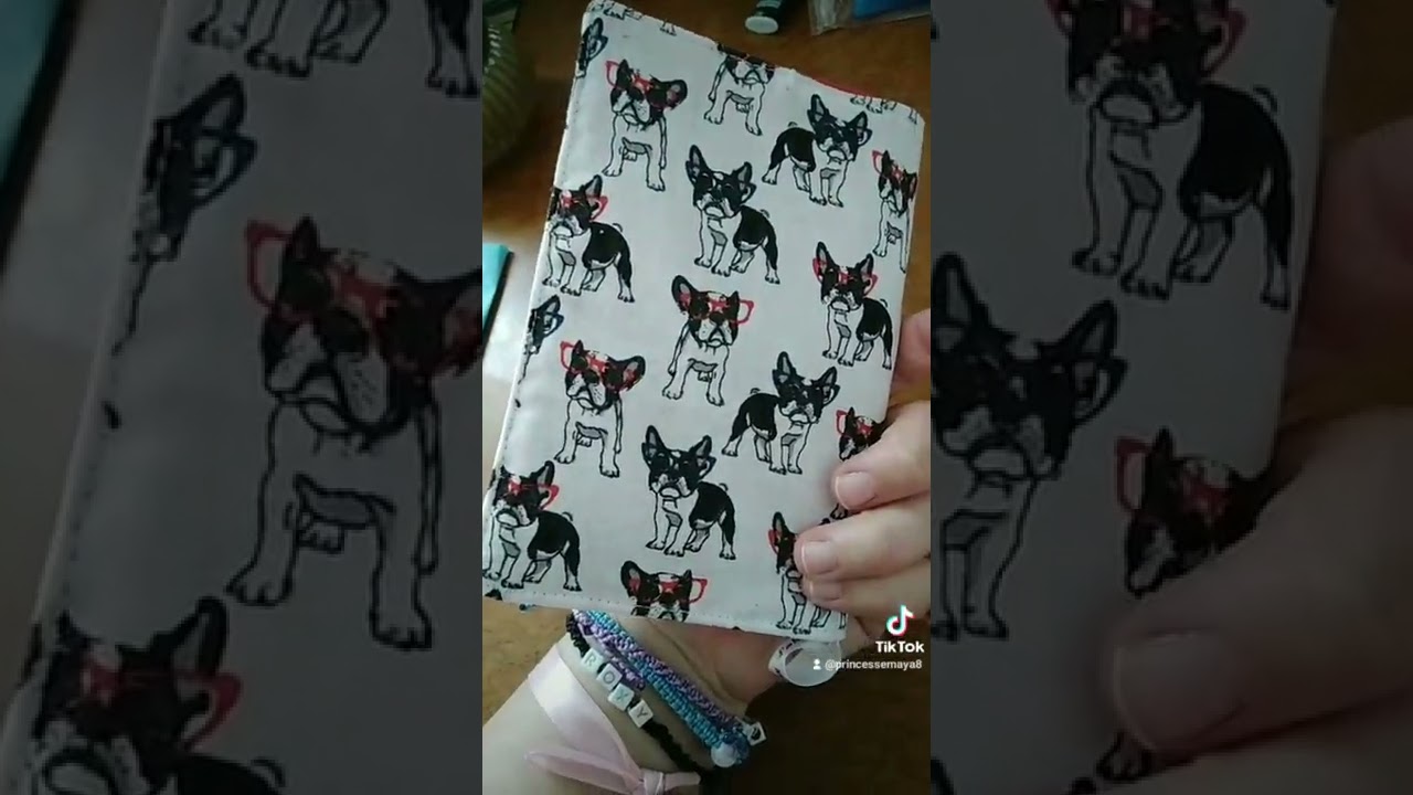 Magnifique protège carnet de santé pour chien personnalisé où il y a marqué Roxy