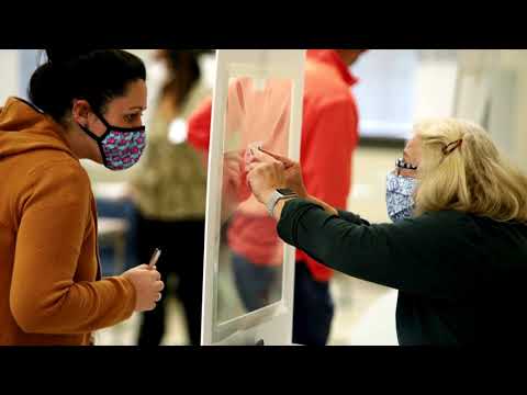 緊張的競選活動結束，美國人投了票 (Americans cast ballots as tense campaign ends)