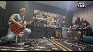 Download lagu MENITI SURATAN - By MAY MAXIMUM mp3
