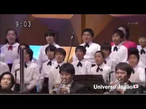 Um "Ultraman Maestro" numa orquestra musical com crianças japonesas.🤖⚡️🎻