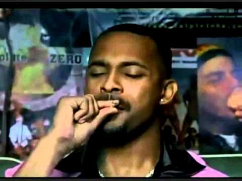 Zkurvenej pátek scéna s vysavačem a brkem