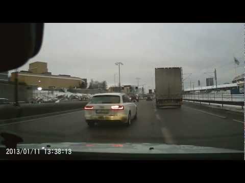 130111 Dubbla filbyten framför polis