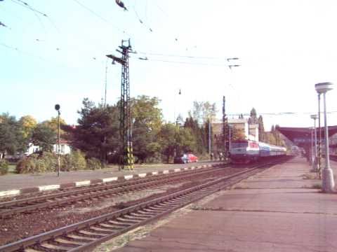 749 146 na čele R 1144 - rozjezd - Praha Vršovice - 17.10.2010.