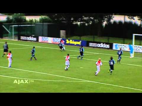 Prachtige panna bij Ajax D1