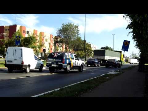 Acidente na Faixa de Pedestre entre 1 Viatura da PM-DF e 1 Renalt Megane - 02-06-2011.MOV