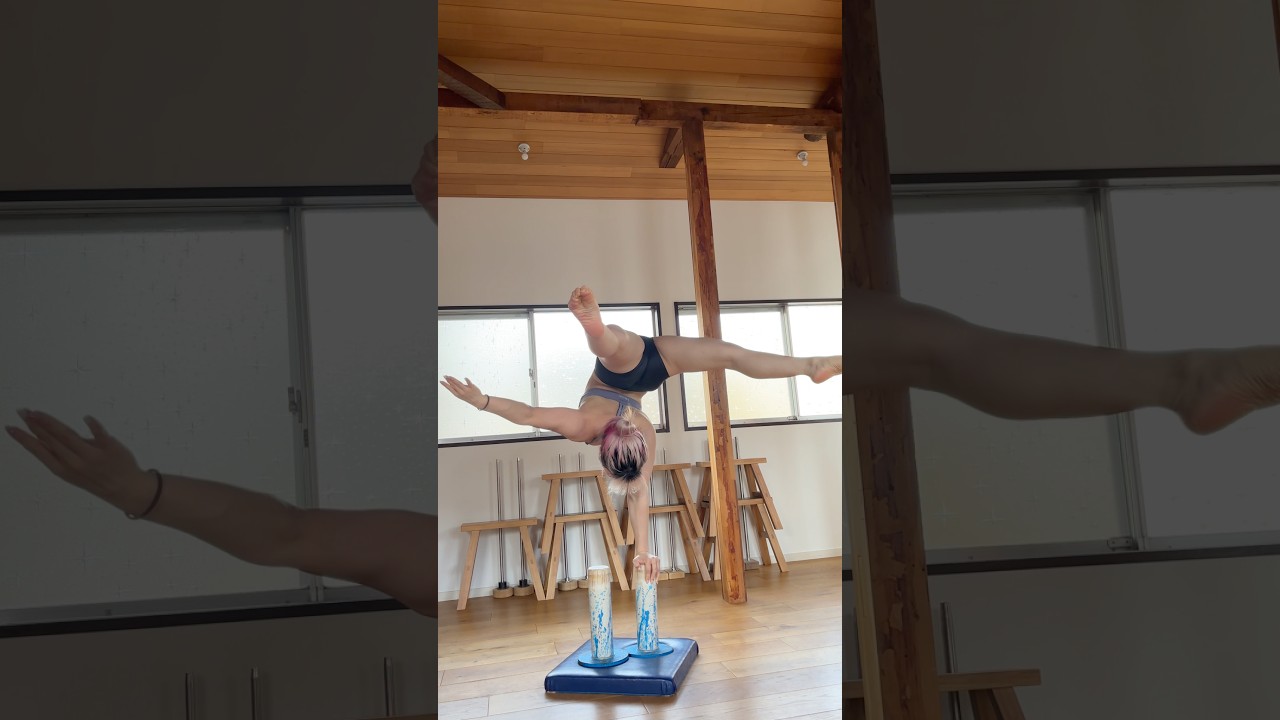 今桜めちゃめちゃ咲いててお花見日和な暖かさなのに今年はまだ桜と倒立できてないの残念すぎる🥹🌸  #rickmethod #handbalancing #倒立 #coreworkout