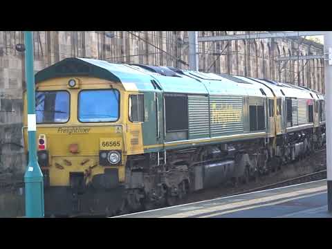 The x3 Class 66 Freightliner "CONVOY" Nos.66506+66532+66565 was onto a Sidings by P1 at Carlisle.