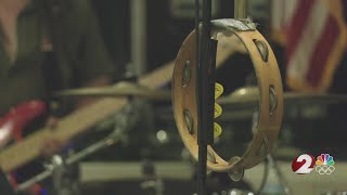 Download lagu Grup musik yang terdiri dari para prajurit yang terluka menyebarkan pesan ketahanan. mp3