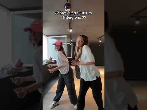 Was machen die Girls im Hintergrund da😳 #tanz #trend