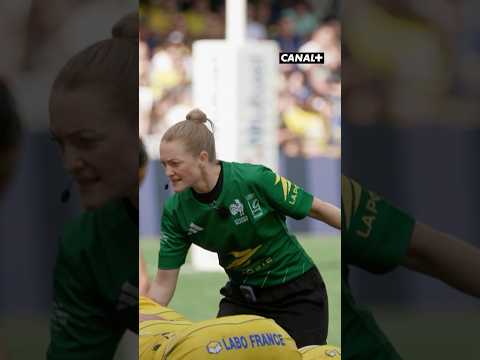 On a suivi Hollie Davidson samedi dernier pour la rencontre entre Clermont et Lyon 😍 #arbitre