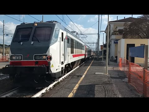 Una livrea unica per la E401 023 in transito a Torricola (RM)