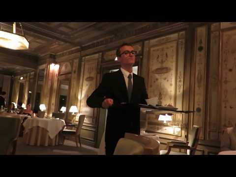 Garçom trazendo elegantemente o Pegion no restaurante Pavillon Ledoyen, com 4 estrelas Michelin, em Paris