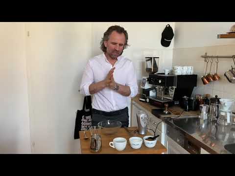 DALGONA COFFEE - 自宅でのダルゴナコーヒーの作り方 (DALGONA COFFEE - How to make dalgona coffee at home)