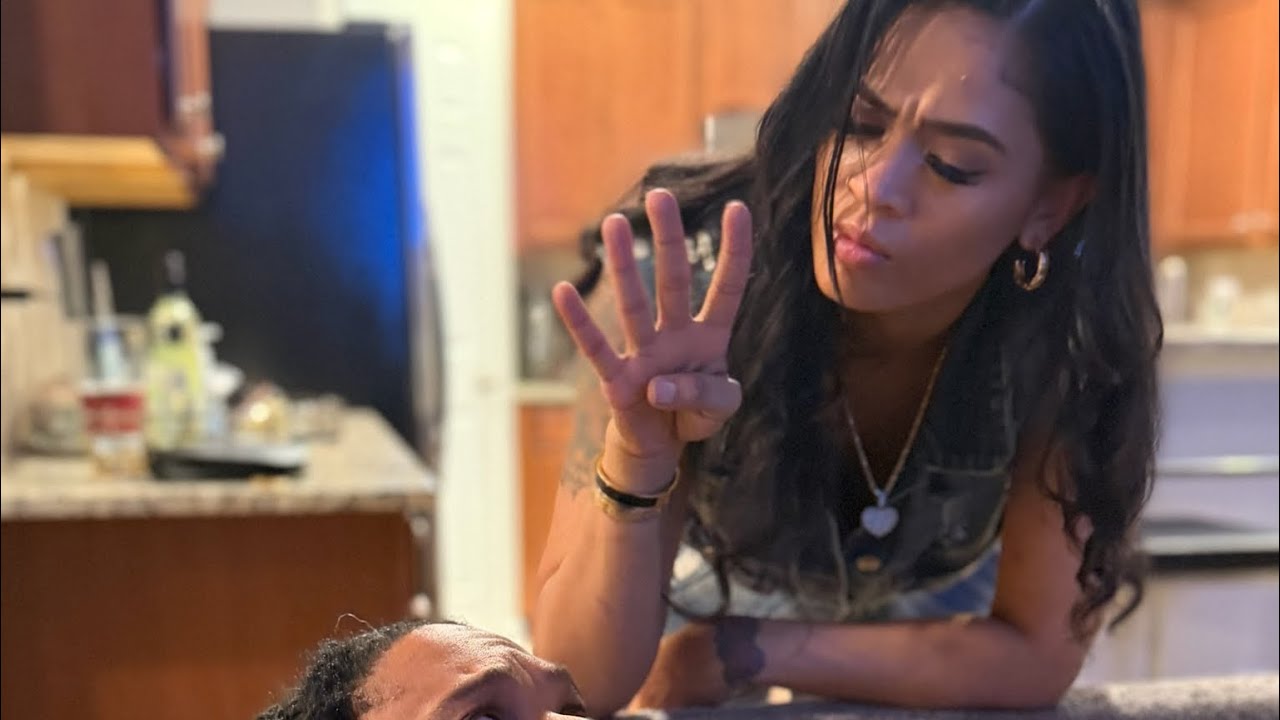 When Rosey tells DC she saw Erica “BLOWING A 40K BAG” at the mall!!!