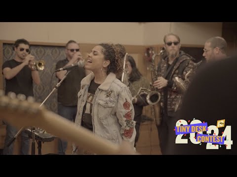 Britney Holmes - Ordinary Girl (LIVE)