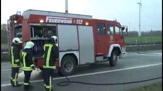 preview picture of video '09.01.2015: Drama: Autofahrer rettet sich auf A20 aus brennendem Pkw'