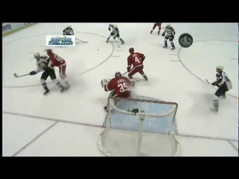 Johan Franzen gets on his horse to help Jakub Kindl stop a 5 vs 1 Jailbreak