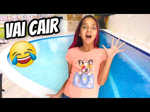 CHILDREN'S DOUBLE DOSE PLAYS WHO WRONG FALLS IN THE SWIMMING POOL and WHO WILL GET MORE BALLOONS WIN