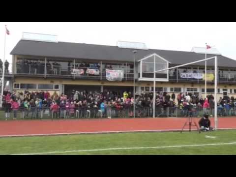 Tilskuerne jubler i Herlufsholm inden straffespark