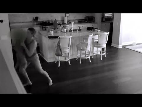 Die Babysitterin passt auf die Kleine auf - dann macht sie das Unmögliche