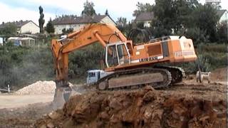 preview picture of video '**BIG** Liebherr R974B Digging Rock / Ortsumgehung Mutlangen, Germany, 15.09.2004.'
