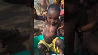 DIY Nature Shower: Innovative Baby Bath Time 🌿🚿👶🏾 #shortsfeed #amazing #heartwarming #babybath