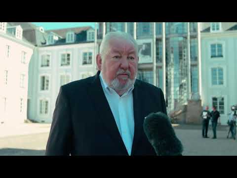 Enthüllung des Verkehrsschildes mit der Entfernung zum Lager Gurs