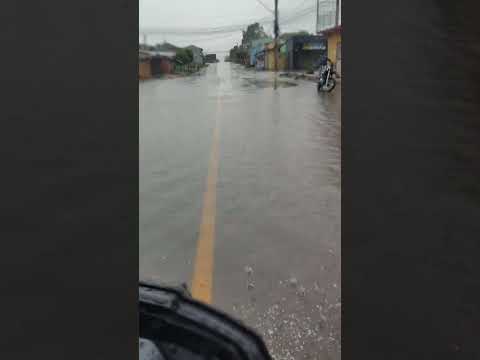 é muita chuva no município de Itacoatiara as ruas estão ficando alagada