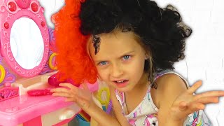 Alika plays Hair Styling Beauty Salon with Elis funny video by Globiki