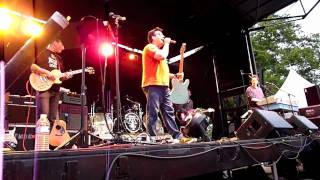 They Might Be Giants - 8/17 - Why Does The Sun Really Shine (2009-9-13 - UC Musicfest - Clark NJ)