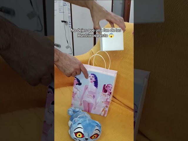 Vídeo relacionado con FMKLDENA 5 pcs Huntrix collar de mujer, Collares con Colgante Corazón Huntrix,Huntrix Necklace, Collar de Huntrix Anime, Fans Merch, Para Cosplay, Cumpleaños, Regalos Niñas