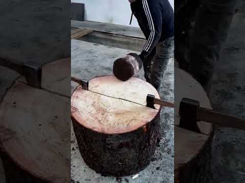 Smart Division for Two to Split Wood! One Holds Axe, One Hits, Easily Split Wood