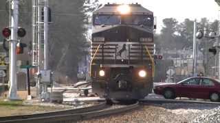 preview picture of video 'Norfolk Southern 220 EB Intermodal w/ Very Dumb Driver!!! Austell,Ga 12-19-2013©'
