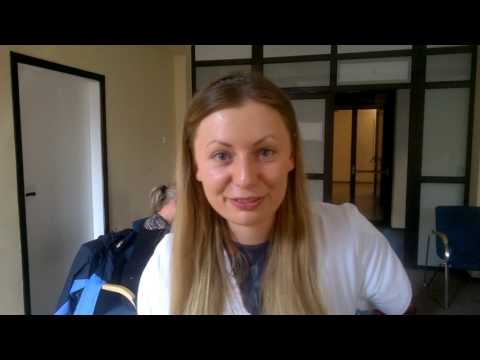 Młoda pani doktor zachęca do oddawania szpiku.