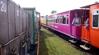 preview picture of video 'Inselbahn Langeoog: Vorzug fährt über Ausweichgleis'