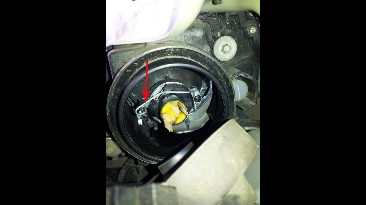 пружинный фиксатор лампы ближнего света suzuki grand vitara. сузуки гранд витара лампа ближнего света. лампа ближнего света grand vitara 2008. витара замена лампы ближнего. витара замена лампы ближнего.