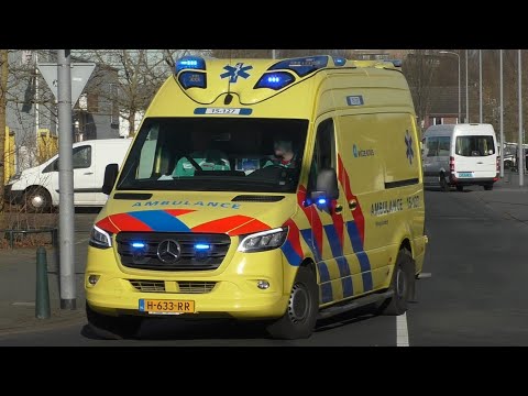Verschillende Ambulances met spoed in Den Haag