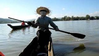 preview picture of video 'Sailing in a canoe on Dak Lak lake, 1, 25-1-2010.AVI'