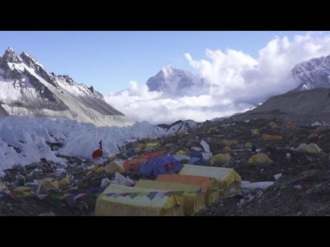 "Über Tote wird hinweggestolpert" - Mount Everest wird freigeräumt - Sherpas bergen Leichen | ntv