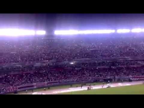 "Vamos vamos millonarios esta es tu hinchada esta es tu gente" Barra: Los Borrachos del Tablón • Club: River Plate • País: Argentina